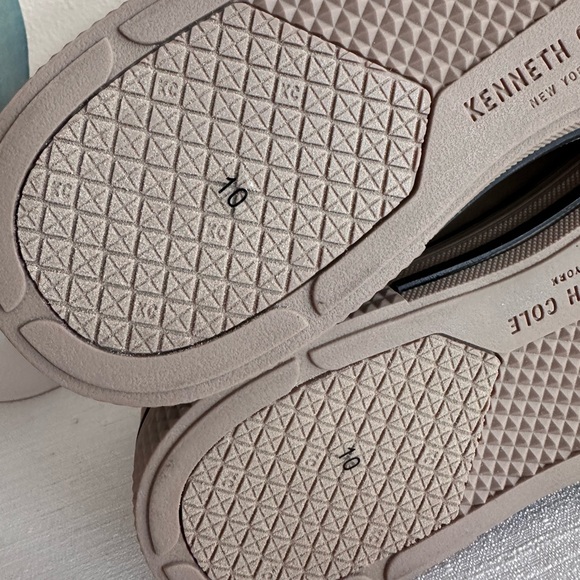 New Kenneth Cole Shore Taupe Faux Leather Chukka Boots Men’s 10 - Picture 10 of 13